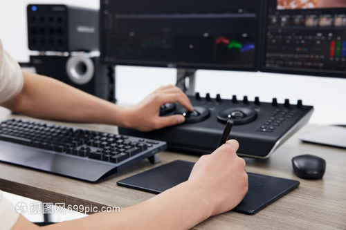 男性后期修圖師手部特寫(xiě) 不可或缺的軟件與輔助設(shè)備